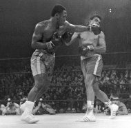 Foto de archivo del 8 de marzo de 1971 del boxeador Joe Frazier, izquierda, conectando un gancho de izquierda a Muhammad Alí en su primer combate en Nueva York. Frazier falleció el lunes, 7 de noviembre de 2011. (AP Photo/File)
