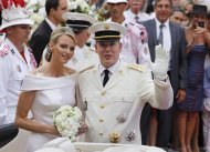 RYA120 MÓNACO (MÓNACO), 2/7/2011.- La princesa Charlene (i) y su esposo, el príncipe Alberto de Mónaco, después de su boda religiosa en el palacio Real de Mónaco (Mónaco) hoy, sábado 2 de julio de 2011. EFE/Joel Ryan