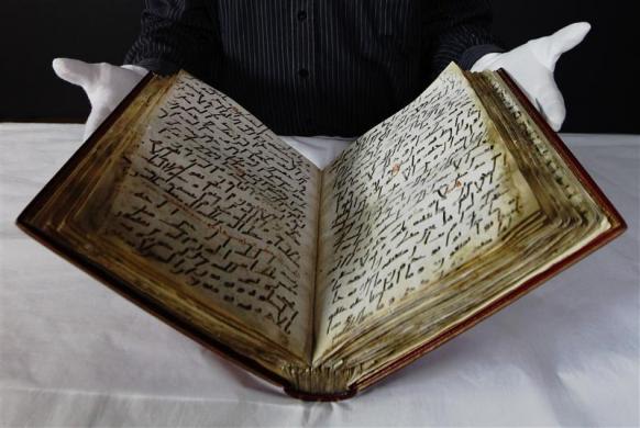 Ahli Konservasi Senior British Library David Jacobs menunjukkan Quran Ma&#39;il dari abad ke-8, salah satu Quran tertua di dunia, pada sebuah acara di British Museum, London, 13 Januari 2012.