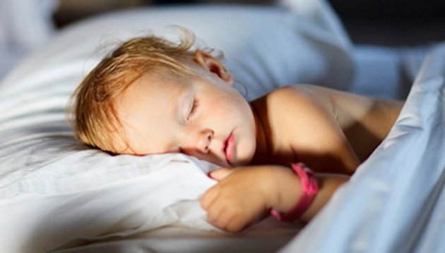 تشجيع الطفل الصغير على النوم فى سريره الخاص 340675