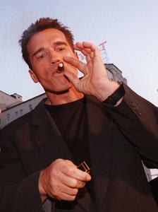 Arnold Schwarzenegger Terancam Dituntut Gara-Gara Cerutu