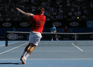 El suizo Roger Federer devuelve un envío del argentino Juan Martín del Potro en cuartos de final del Abierto de Australia en Melbourne el martes 24 de enero del 2012 (AP Foto/Vivek Prakash,Pool)