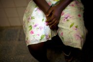 Mulher na Libéria espera o médico para ser tratada após estupro em 30 de novembro de 2009