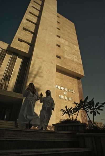 رجلان أمام البنك الوطني لأبو ظبي