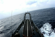 海軍中和軍艦執行「慈航」任務，穿越波濤洶湧的巴士海峽，向菲律賓宿霧港前進。（軍聞社記者方正攝）