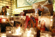 Velas y fotografías en un altar para la cantante Jenni Rivera en el centro comercial Plaza Mexico en Lynwood, California, el lunes 10 de diciembre de 2012. Rivera, conocida como la diva de la banda, murió en un accidente de avión en el estado mexicano de Nuevo León el 9 de diciembre de 2012. (Foto AP/Patrick T. Fallon)