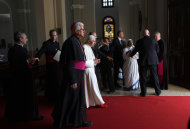 El papa Benedicto XVI parte de la iglesia de la Virgen de la Caridad del Cobre, en Santiago de Cuba, el martes 27 de marzo de 2012. (Foto AP/Esteban Felix, Pool)