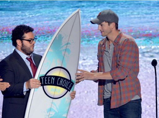 Josh Gad, left, presents the ultimate choice award to Ashton Kutcher on stage at the Teen Choice Awards at the Gibson Amphitheater on Sunday, Aug. 11, 2013, in Los Angeles. (Photo by John Shearer/Invision/AP)
