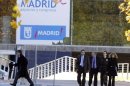 El fiscal superior de Madrid, Manuel Moix (4d), junto al juez que investiga el caso Madrid Arena, Eduardo López Palop (3d), la semana pasada en las inmediaciones del Madrid Arena. EFE/Archivo