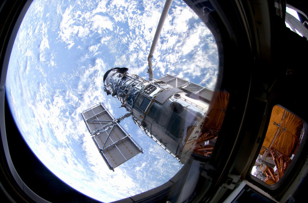 Ed ecco l'autore di queste foto: Hubble nel 2003, aggrappato allo Space Shuttle Atlantis