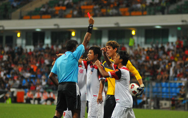Caio Thimoteo is sent off despite protests. (Photo by Muse PR)