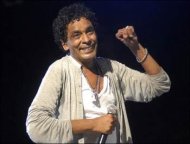 محمد منير يعيد فتح ألبومه من جديد ويضيف أغنيتين 20120226101155