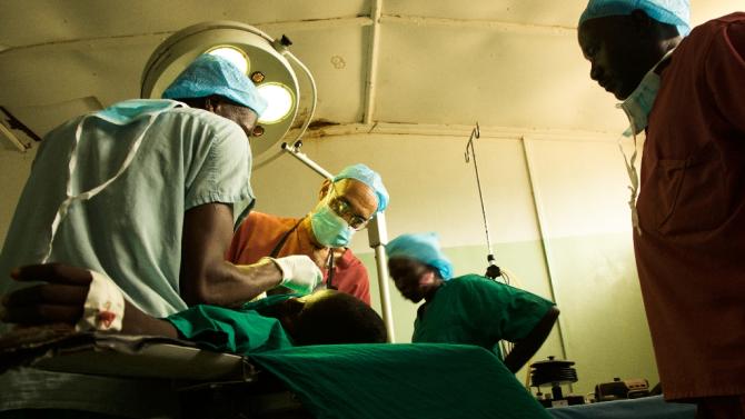 American doctor Tom Catena (C) performs a surgery at the Mother of Mercy Hospital in Gidel, in southern Sudan&#39;s Nuba Mountains