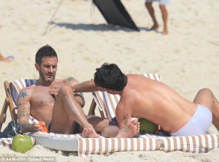 Marc Jacobs âu yếm người tình đồng tính trên bãi biển Marc_Jacobs__u_y_m_ng__i-ac66439a13f37c0ea0bcc945a2078c7e