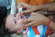 Criança recebe um remédio em 15 de abril de 2012 em Amritsar, Índia