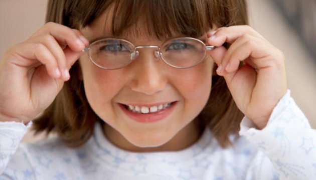 كيف تشجعين طفلك على ارتداء النظارة الطبية؟ 360578