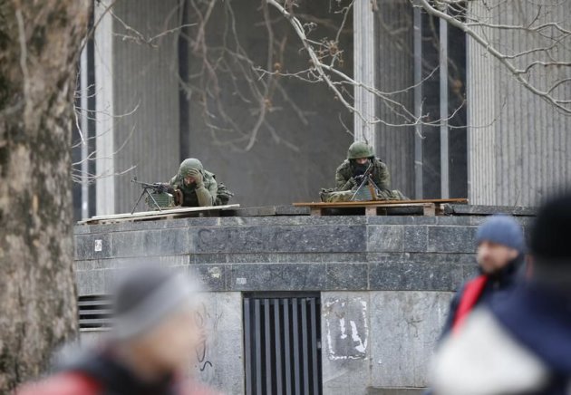 Ukraine révolution ou nouvelle guerre froide ??  - Page 2 624333-armed-men-take-up-positions-around-the-regional-parliament-building-in-the-crimean-city-of-simferopo
