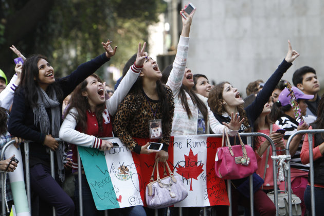 Fans of Canadian pop star Justin Bieber scream as they gather outside the hotel in which Bieber is staying in Mexico City, Tuesday, Nov. 19, 2013. Mexico's president has denied a tweet by Bieber saying the singer met with the president and his family prior to Monday's night show. It was the latest sour note in Bieber's controversy-filled Latin American tour. (AP Photo/Marco Ugarte)