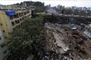 Miembros de la Fuerza de Respuesta ante Desastres Naturales (NDRF) continúan buscando víctimas entre los escombros tras el derrumbamiento de un edificio de cuatro pisos en Bombay (India), este viernes. EFE