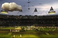 انطلاق حفل افتتاح اولمبياد لندن بمشاهد من الريف البريطاني 2012-07-27T202518Z_1_ACAE86Q1KQA00_RTROPTP_2_OEGSP-OLY-LONDON-MZ7