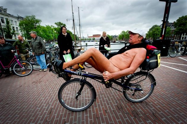 AM01.AMSTERDAM (HOLANDA).9/6/2012.- Un hombre pedalea desnudo por las calles de Amsterdam, durante el Paseo en Bicileta Desnudos celebrado en la capital holandesa hoy sábado 9 de junio de 2012.EFE/ROB