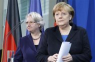 A chanceler alemã, Angela Merkel (direita), e a ministra da Educação, Annette Schavan, comparecem a um pronunciamento à imprensa em Berlim, Alemanha. 9/02/2013