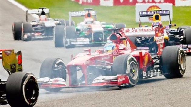 Fernando Alonso en la primera curva del GP de Bélgica