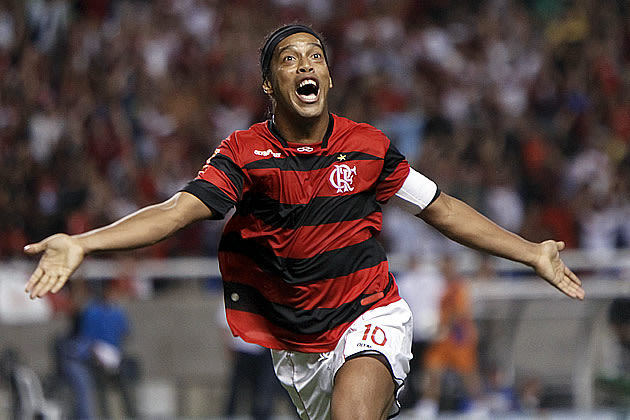 Contra o seu ex-clube, Ronaldinho marcou e vibrou muito pelo gol