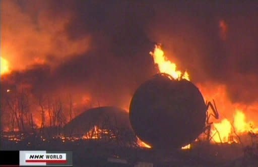 Imagem de TV mostra um incêndio em uma refinaria da cidade de Ishihara