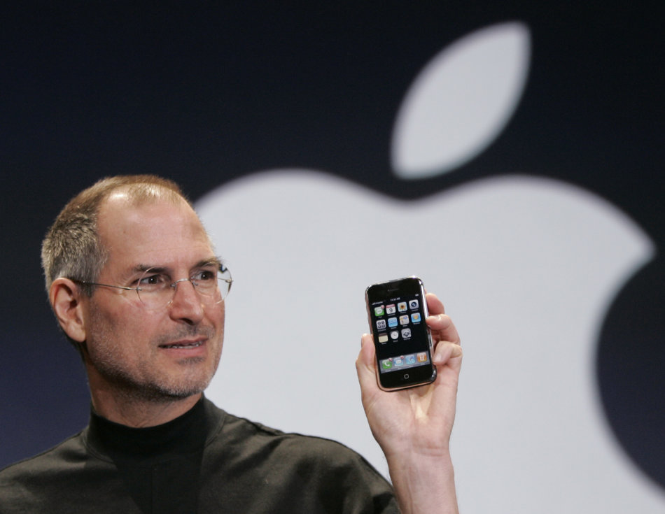 2007 - Steve Jobs introduces the iPhone