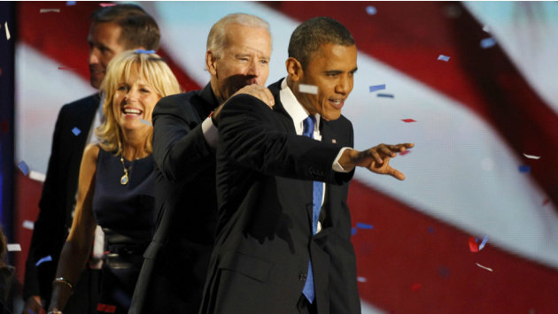 الرئيس أوباما ونائبه بايدن يحتفلان بالنصر في إشارة واضحة على تماسك الحزب الديمقراطي.
