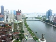 　圖片左前方、河岸的「觀海大樓」，7年內漲幅超過140％。圖/顏瑞田