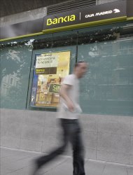 Un hombre pasa junto a una sucursal de Bankia en Madrid. EFE/Archivo