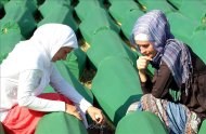 Una mujer bosnia musulmana llora junto a un ataúd en el centro conmemorativo de Potocari, en Srebrenica (Bosnia-Herzegovina). EFE/Archivo