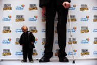<p>توقف الرجل الأطول في العالم وهو التركي سلطان كوزين (29 عاما) الذي يبلغ طوله 2,51 مترا عن النمو أخيرا بعد أن تمكن طبيبه من شفائه من مرض عظم الأطراف المسؤول عن حالته</p>