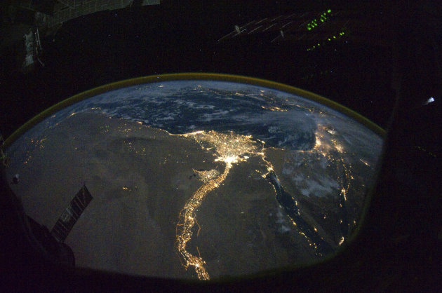 Foto Bumi pada malam hari …