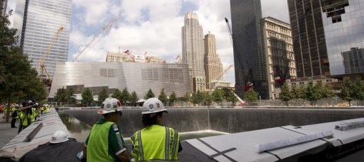 Policiais observam o trabalho de construção do memorial e museu do 11 de setembro, onde se erguiam as torres gêmas do WTC, em Nova York