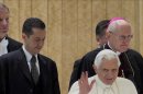 Imagen tomada el 1 de febrero de 2012 de Paolo Gabriele, mayordomo del papa, (i), junto a su Santidad durante un acto en el Vaticano. EFE/Archivo