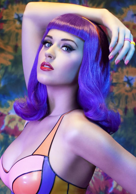 Katy Perry com cabelo roxo