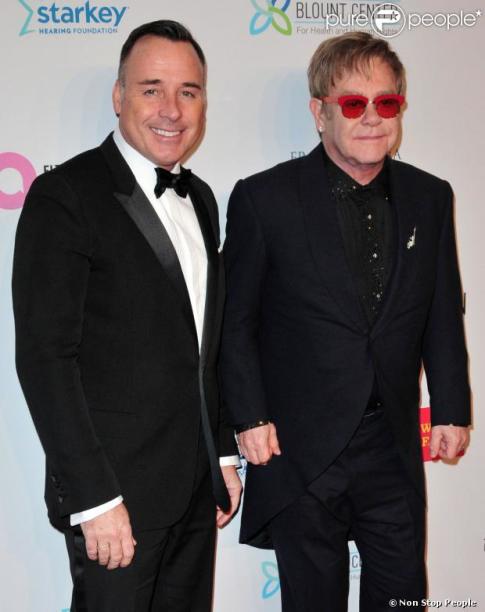 Elton John et son futur mari s'unissent à Alec Baldwin et sa belle Hilaria