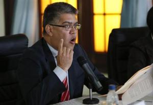 Da Venezuela, o ministro do Exterior Elias Jaua fala durante uma entrevista coletiva em Caracas
