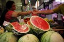 Sandías en un puesto de venta de fruta del mercado central de Valencia. EFE/Archivo