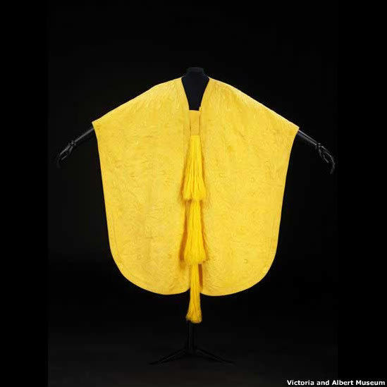 ملابس من خيوط العنكبوت 120118135200-spider-silk-549x549-victoriaandalbertmuseum_123407