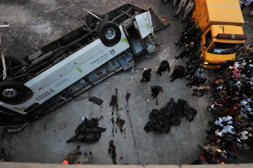 Un ómnibus que cayó de un puente en Rio de Janeiro, el 2 de abril de 2013