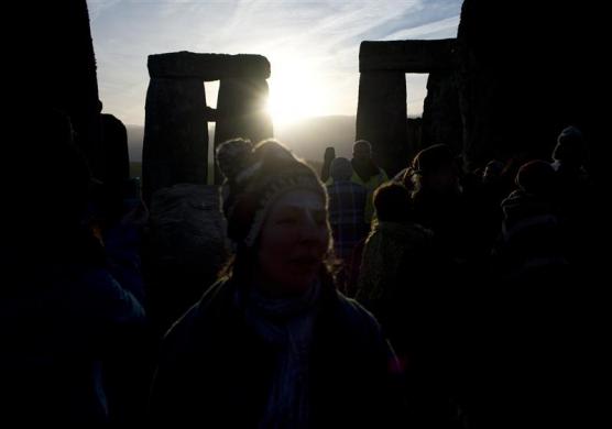 Matahari terbit di Stonehenge di Salisbury di Inggris selatan,  22 December 2011.