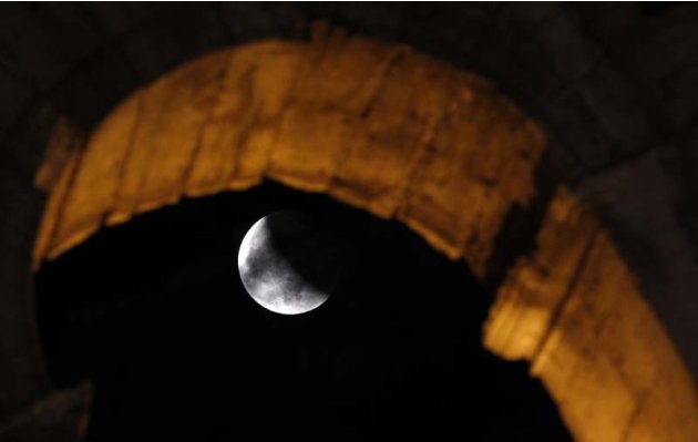 Raccolta foto dell'eclissi di Luna del 15 Giugno 2011  2011-06-15T221617Z-100634353-GM1E76G0HKM01-RTRMADP-3-ITALY_074056