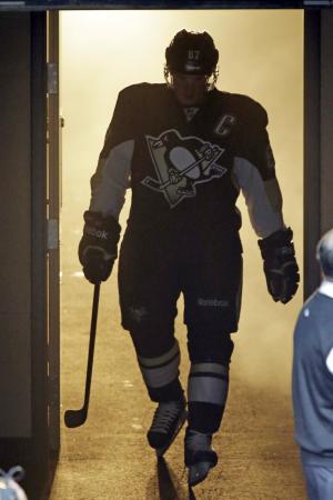 Pittsburgh Penguins' Sidney Crosby heads onto the ice …
