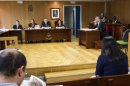 La cuidadora (de espaldas-d) de la guardería La Camelia de Vigo acusada de sedar al menos nueve bebés en marzo de 2010, hechos por los que se enfrenta a una posible pena de 14 años de cárcel, durante el juicio que comenzó ayer en la sección quinta de la Audiencia Provincial de Pontevedra. EFE