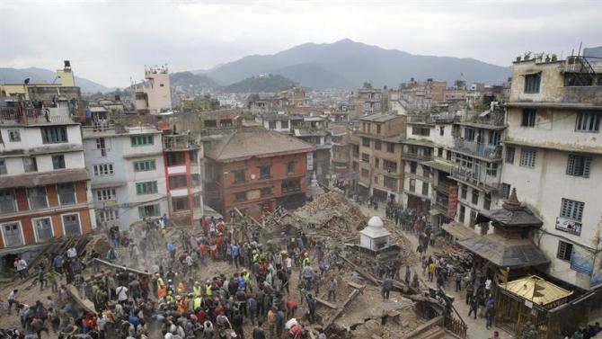 . Kathmandu (Nepal), 25/04/2015.- People search for survivors under the rubble of collapsed buuildings in Kathmandu Durbar Square, after an earthquake caused serious damage in Kathmandu, Nepal, 25 April 2015. At least around 600 people have been killed and hundreds of others injured in a 7.9-magnitude earthquake in Nepal, according to the country's Interior Ministry. People were being rescued from the rubble of collapsed buildings. Temples have crumbled all over the city, and houses and walls have collapsed. (Terremoto/sismo) EFE/EPA/NARENDRA SHRESTHA