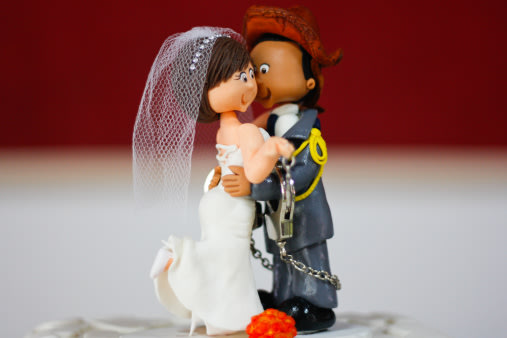 كيكات أفراح رومانسية وطريفة …  Funny Wedding Cake Toppers 136142283-jpg_125345
